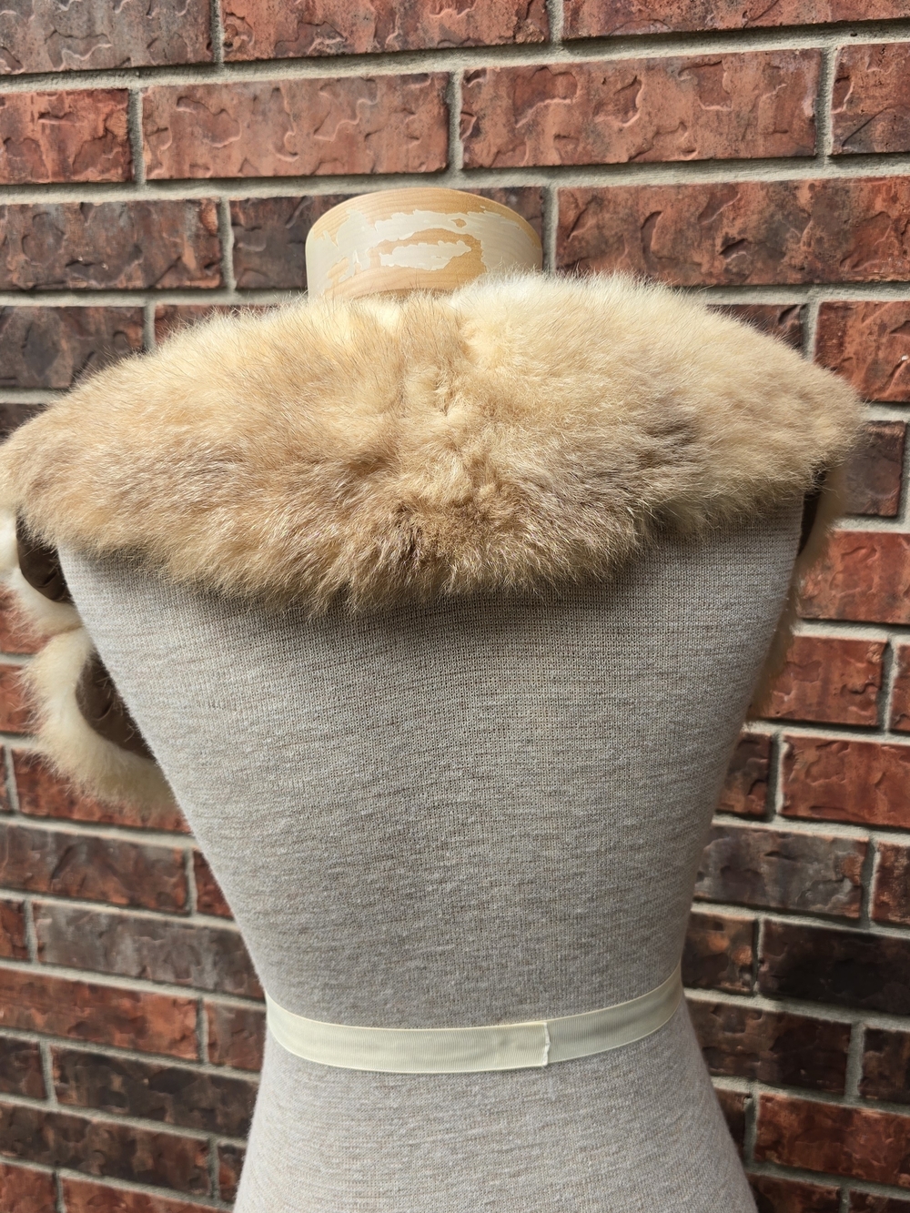Vintage Fur Shawl Wrap Womens One Size Beige Handmade Quilted Satin Underside - Picture 4 of 16